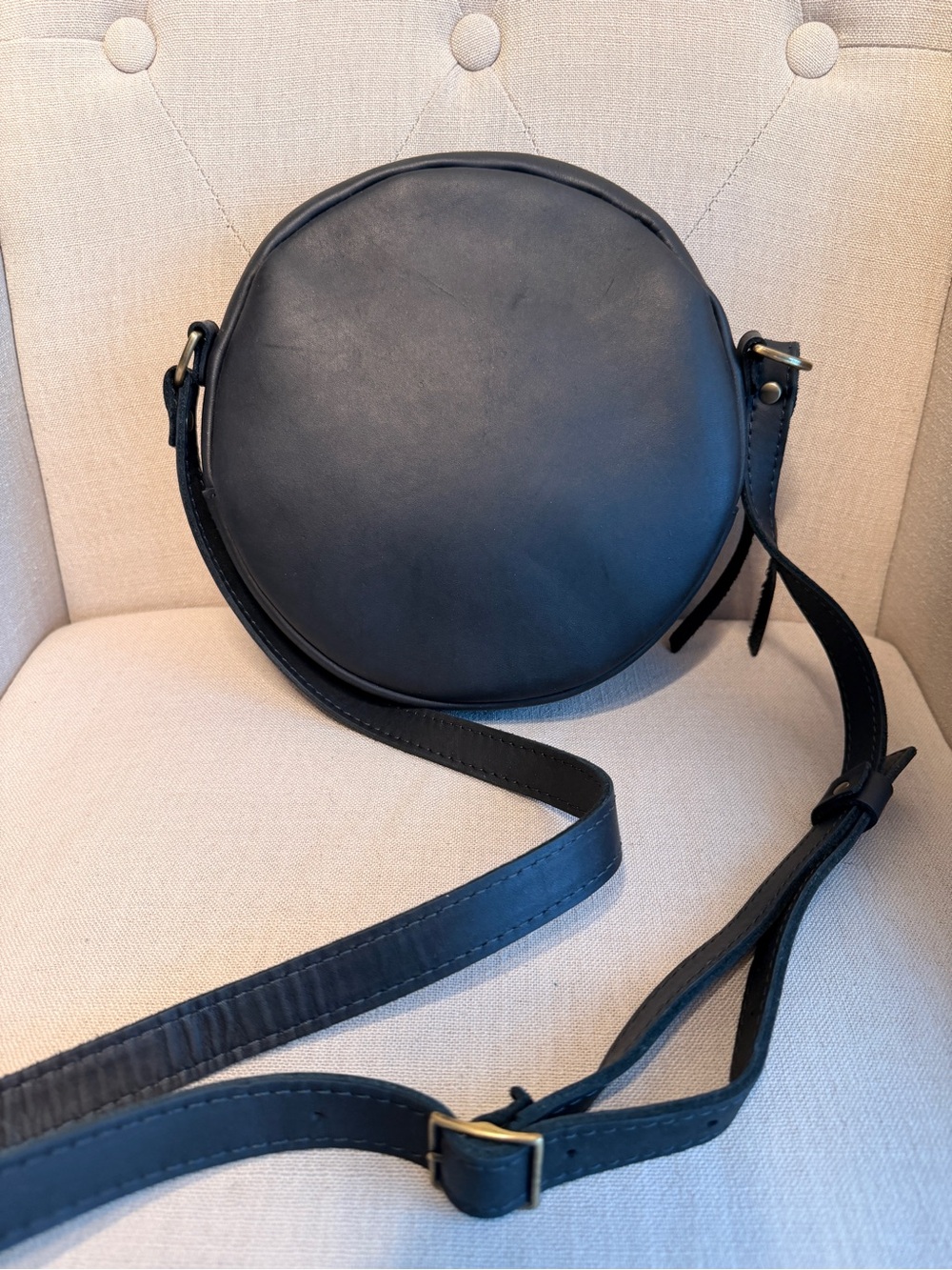 Portland Leather Goods Round Black Leather Crossbody Bag - Picture 2 of 3